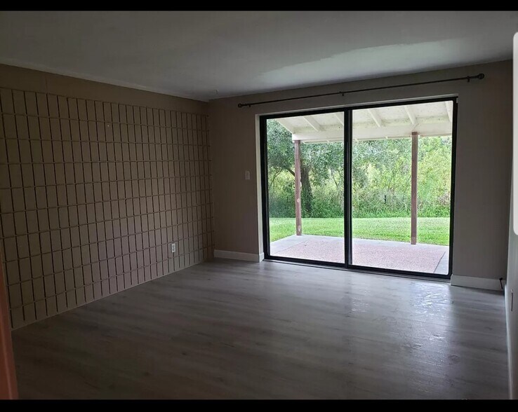 Livingroom/covered patio - 18717 Hamilton St