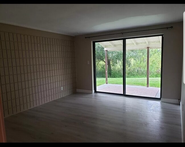 Livingroom/covered patio - 18717 Hamilton St