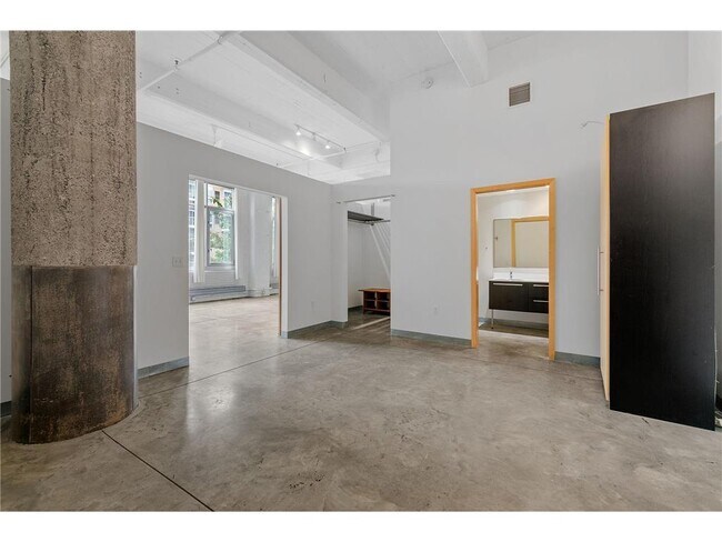 Building Photo - 700 N Washington Ave