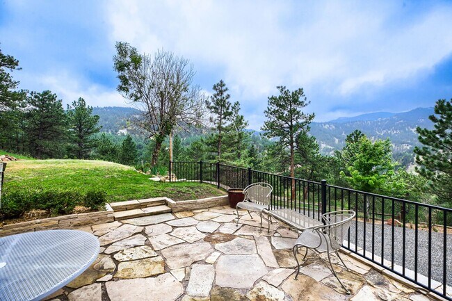 Building Photo - Mountain Serenity, City Convenience