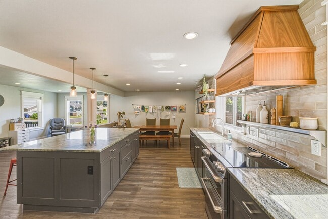 Building Photo - Bright & Spacious 4-Bedroom Haven Just Minutes from Leavenworth Village