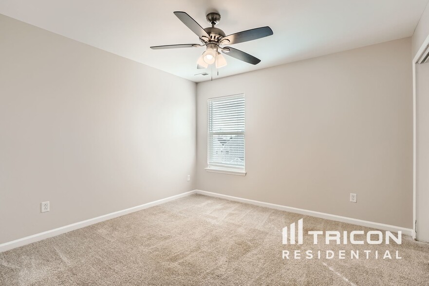 Building Photo - 12733 Oakton Hunt Dr