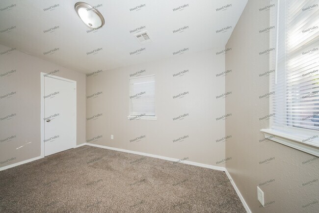 Building Photo - 8801 S Fairview Dr