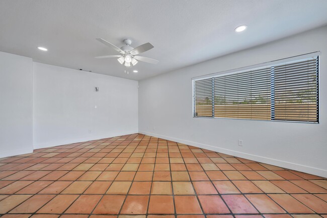 Building Photo - 53475 Avenida Herrera