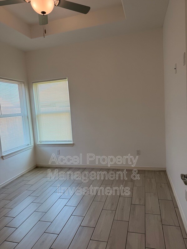 Building Photo - 418 Gonzalez Dr
