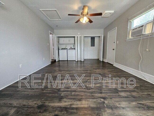 Building Photo - 3413 Newport Dr