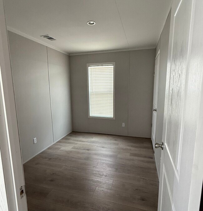 Building Photo - 10 River Rd