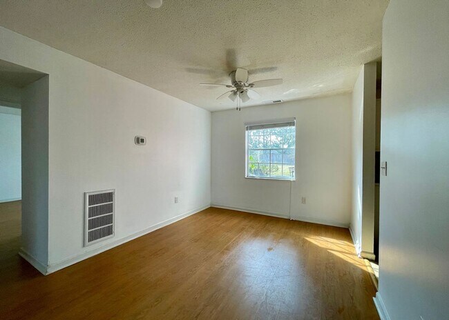 Building Photo - Available 7/1. 2 BR/2 BA in a FANTASTIC Lo...