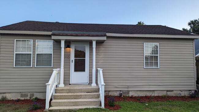 Building Photo - 710 Derbigny St