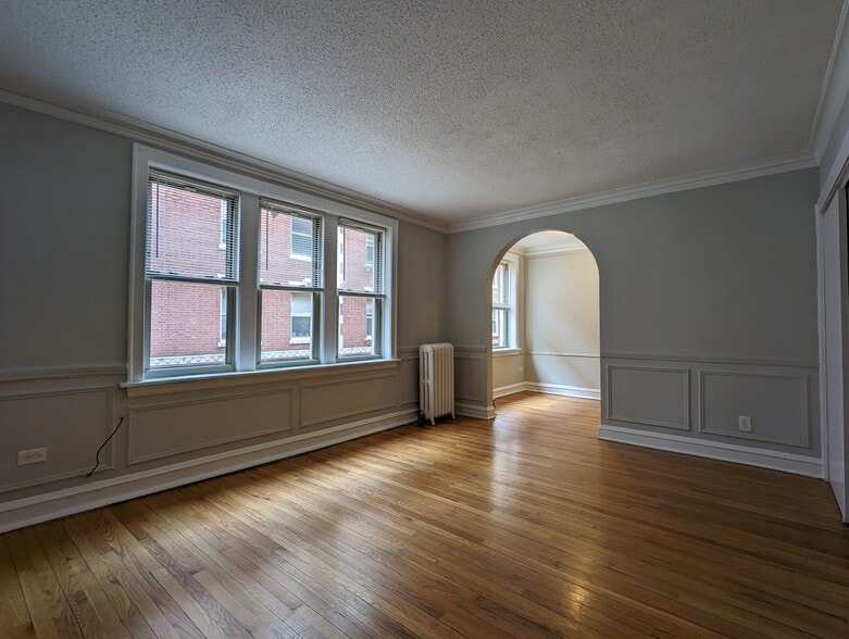 Building Photo - 542 W Surf St