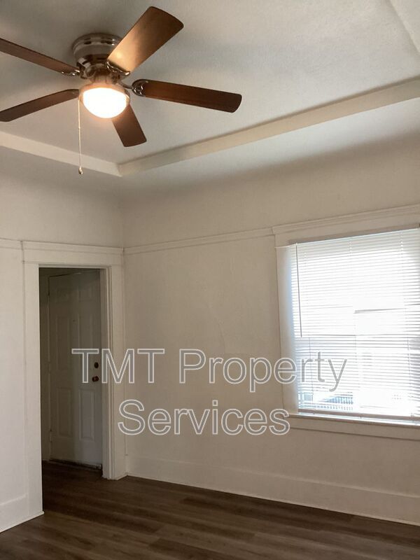 Building Photo - 204 W Oak St
