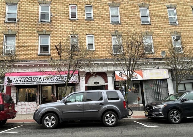 Building Photo - 1614 Summit Ave