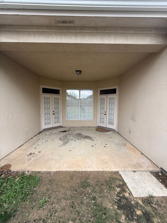 Building Photo - ** 4 Bed 3 Bath located in Deer Creek ** Call our self showing number to schedule a tour 334-366-...