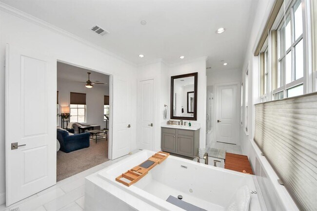 Building Photo - 3828 Glen Arbor Dr