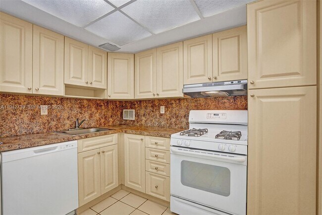 Building Photo - 3140 S Ocean Dr