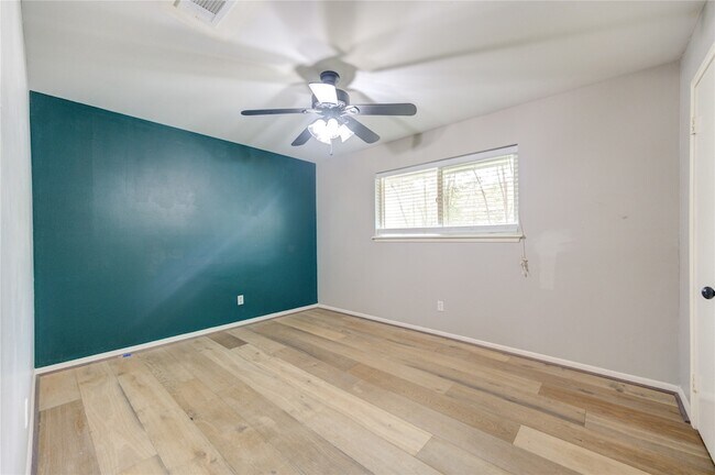 Building Photo - 5019 Oak Forest Dr