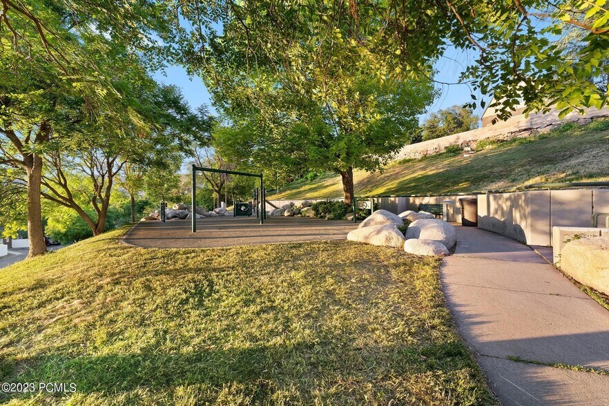 Building Photo - 425 S 1000 E