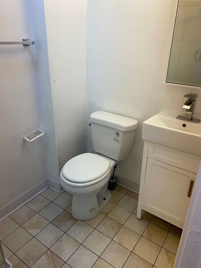 Building Photo - Hickory -Multi Unit