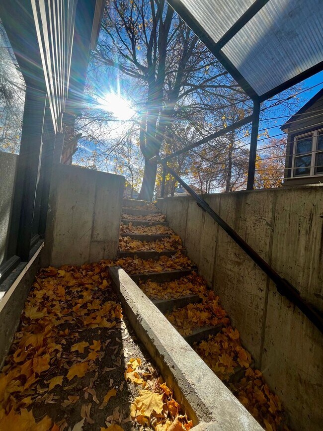 Building Photo - 607 W Babcock St