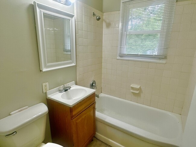 Building Photo - 2408 Giddens Dr