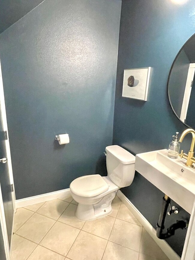 Building Photo - Rose City Park Corner Unit, 2-story Townhome with Hardwoods, Private Backyard, A/C
