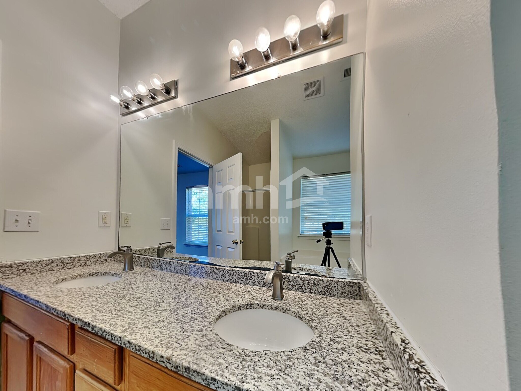 Building Photo - 6527 Forest Cross Dr