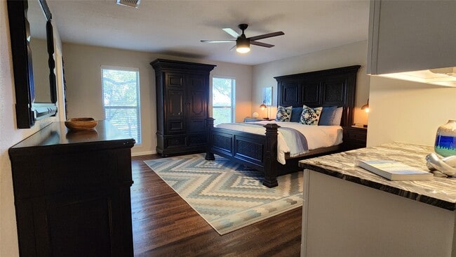 Building Photo - 2055 Island View