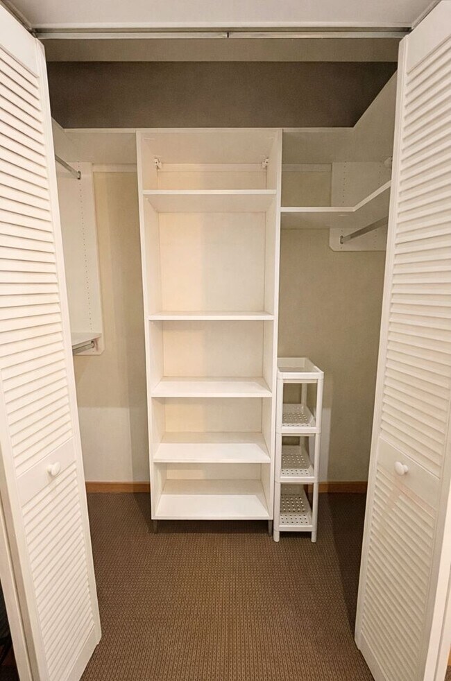 Building Photo - Beautiful Furnished Downtown Loft Coming available May 1st!