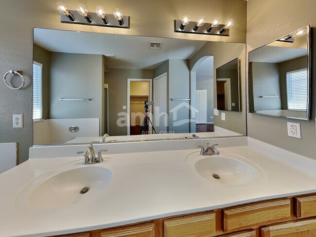 Building Photo - 6415 W Chisum Trail