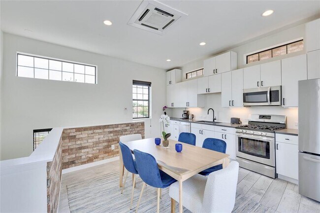 Building Photo - 808 Lydia St