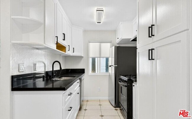 Building Photo - 5252 Coldwater Canyon Ave