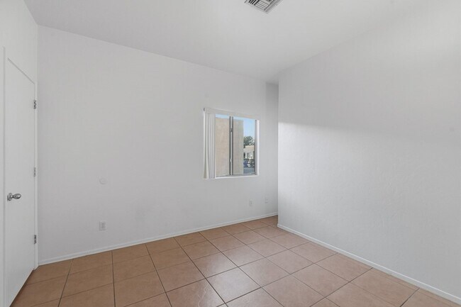 Building Photo - Comfortable Eastside Living 2 Bed, 2 Bath ...