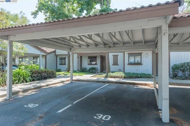 Building Photo - COMING SOON! | $3290 / 3 BR - GORGEOUS NEWARK TOWNHOME