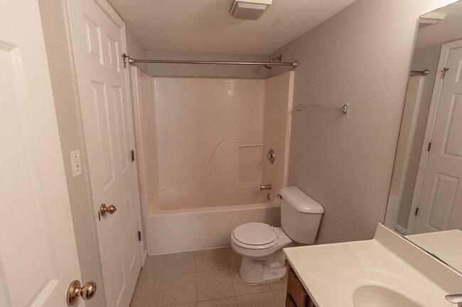 Building Photo - 5569 Pinehurst Ln