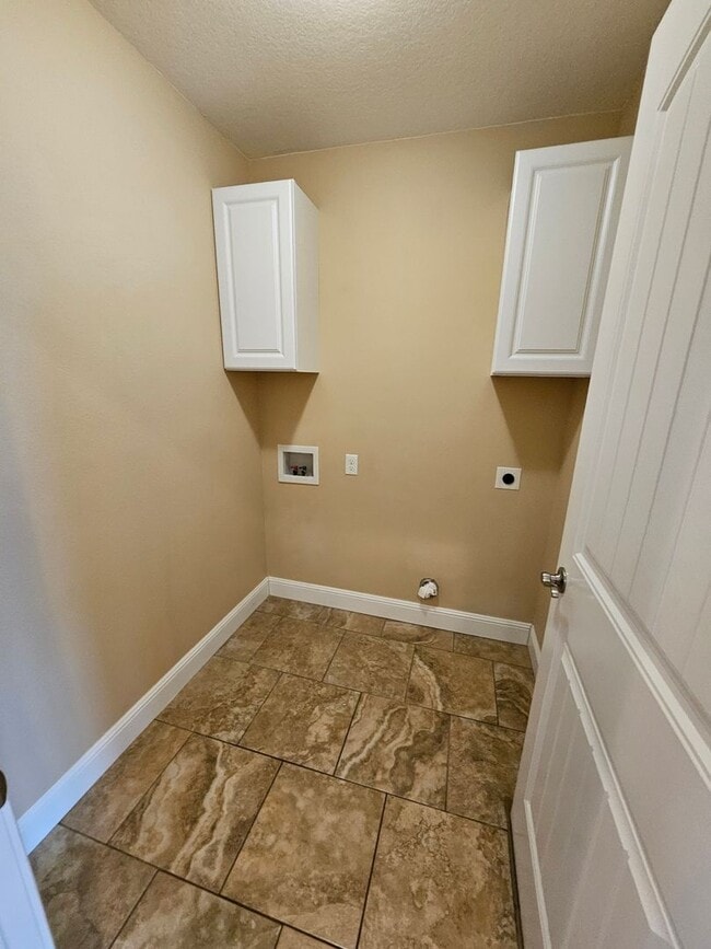 Building Photo - 3 Bedroom 2 Bath 2 Car Garage House.  Walking Distance to the Medical School