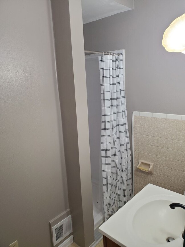 Building Photo - Gorgeous home near Westboro park.