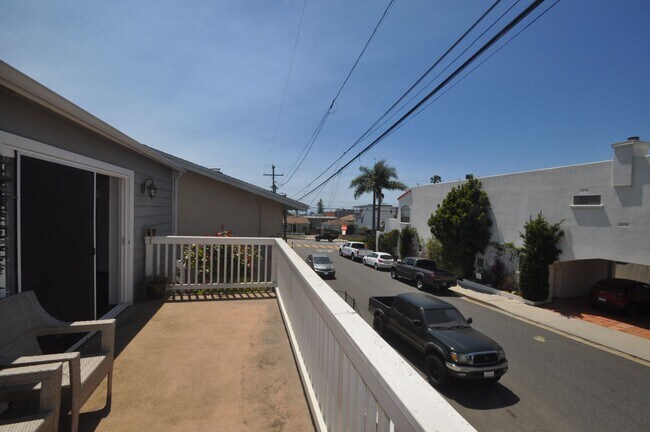 Building Photo - 1122 7th Pl