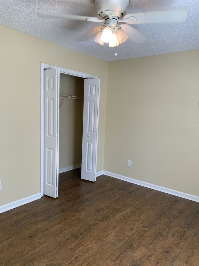 Building Photo - 3 Bedroom 2 Bath One Story House on Charte...