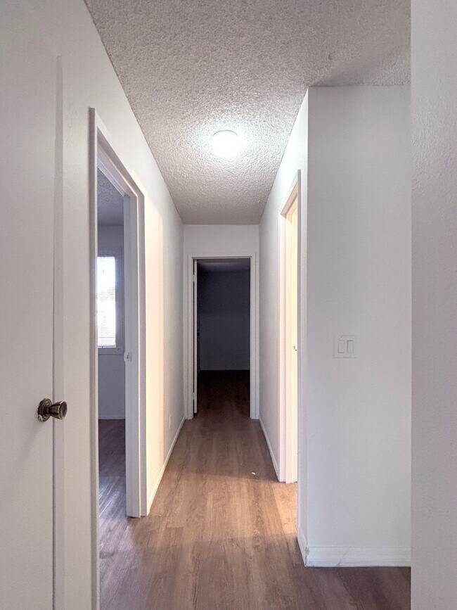 Building Photo - 3 Bedroom Townhouse with a 2 car garage and a middle courtyard area
