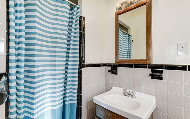 Building Photo - Absolutely Gorgeous Rambler in Great Location!