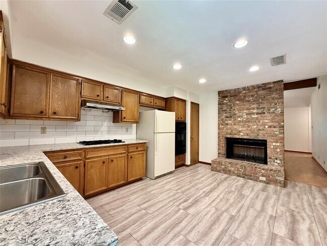 Building Photo - 3900 Knollwood Dr