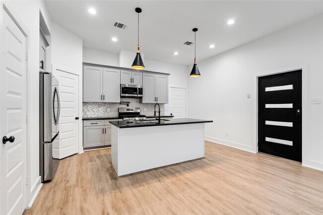 Building Photo - 2213 Lee St