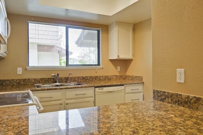 Building Photo - Popular Woodside Commons at Its Finest.