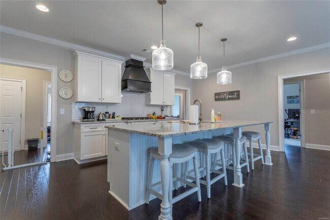 Building Photo - 357 Sydney Dr S