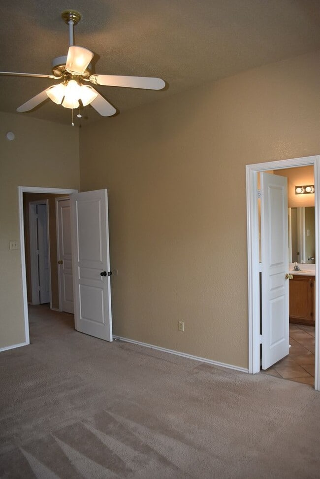 Building Photo - 2521 Creek Dr