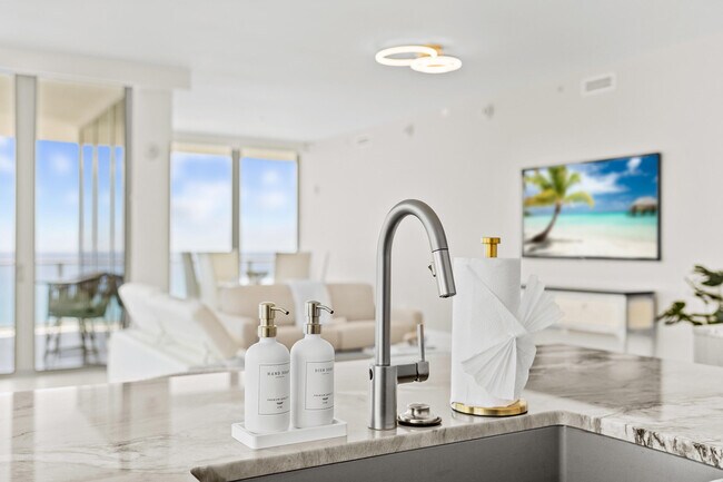 Building Photo - 3100 N Ocean Dr