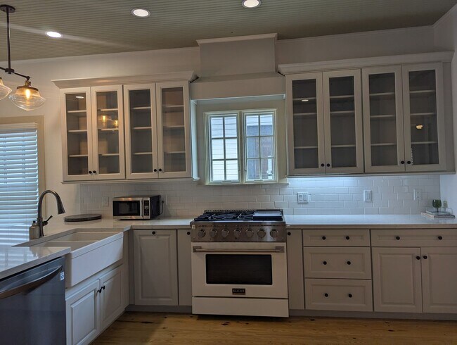 Building Photo - Stunning Fully Renovated 3-Bedroom, 2-Bathroom Cottage-Style Home