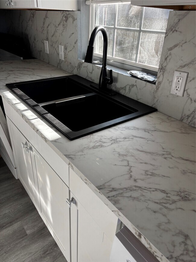 Building Photo - 100B Ross St