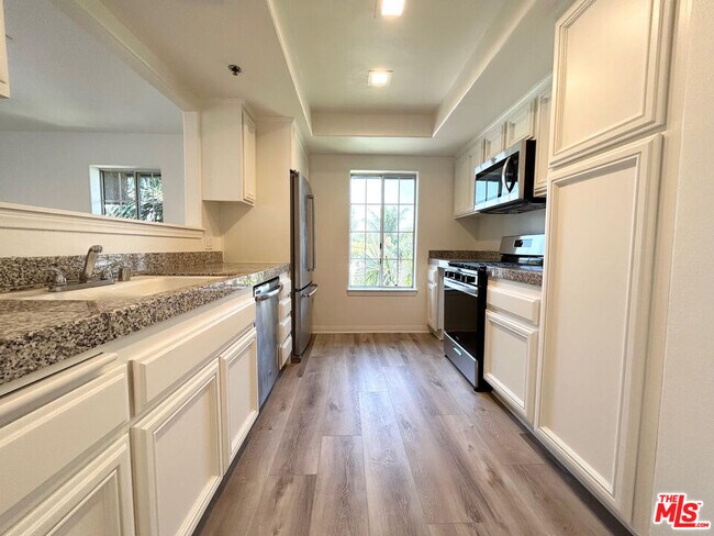 Building Photo - 11734 Montana Ave