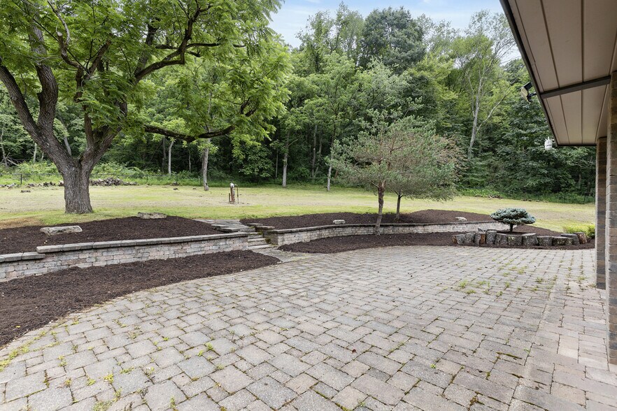 Building Photo - 5150 Mamont Rd